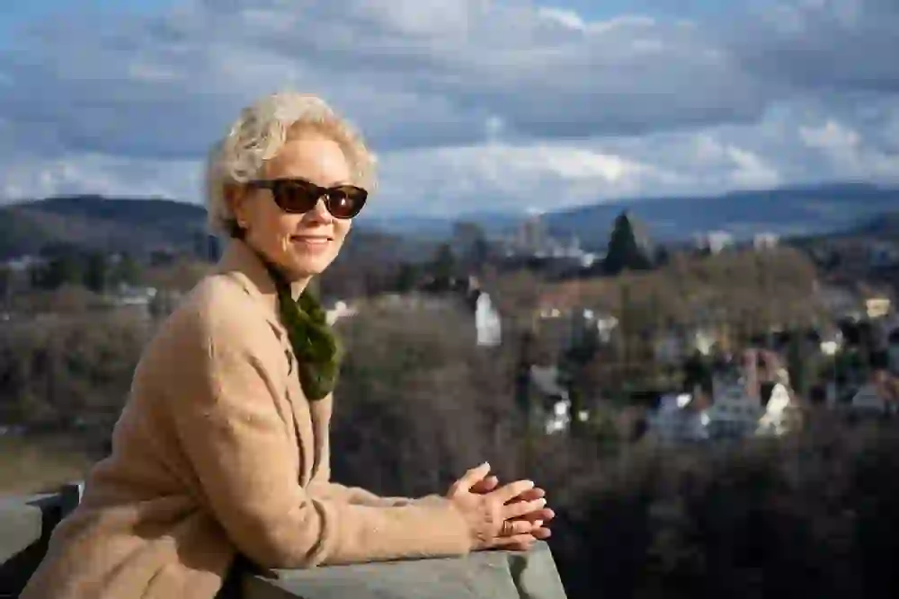 The picture is a portrait of Berta Fernández-Alfaro on the cathedral tower.