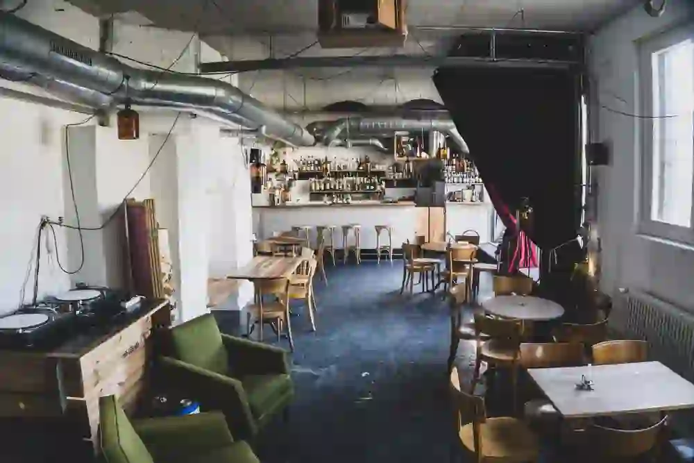 The Zoo Bar has a cool, industrial atmosphere with a touch of retro. The open room design with DJ equipment promises a place where music and socialising take centre stage.