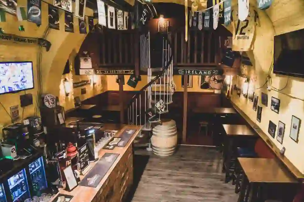 Le "The Old City Irish Pub" dégage l'atmosphère typique d'un pub irlandais traditionnel avec ses couleurs chaudes, ses souvenirs sportifs et ses coins confortables, invitant à une soirée conviviale.