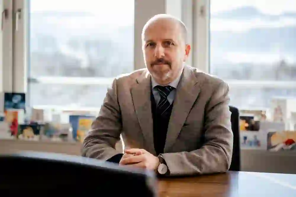 Das Bild ist ein Portrait von Marjan Osvald im Gebäude vom Weltpostverein in der Stadt Bern.