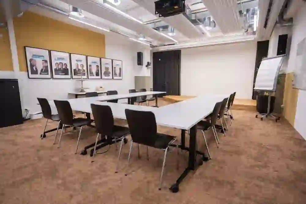 Der Raum "On Stage" im ZID Bernapark präsentiert sich als kreativer, inspirierender Workshop-Bereich, belebt durch Portraits bedeutender Persönlichkeiten an der Wand.