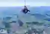 In alto sopra il paesaggio mozzafiato, i tandem jumper di Swissboogie fluttuano in caduta libera, circondati da una sensazione di libertà e avventura senza limiti.