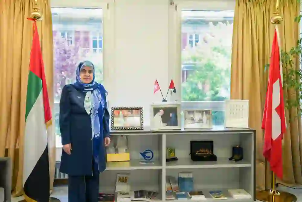 Das Bild ist ein Portrait von Hissa Alotaiba in der Botschaft der Vereinigte Arabische Emirate