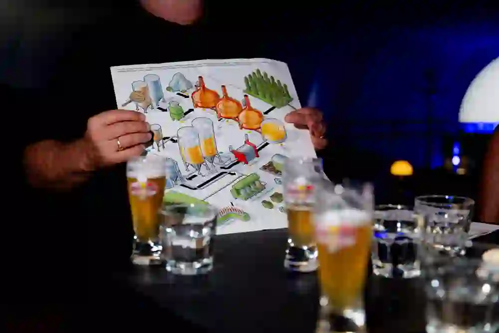 L'immagine mostra un sommelier della birra che spiega il processo di produzione della birra nell'ambito del tour cittadino Pub Beer Tour