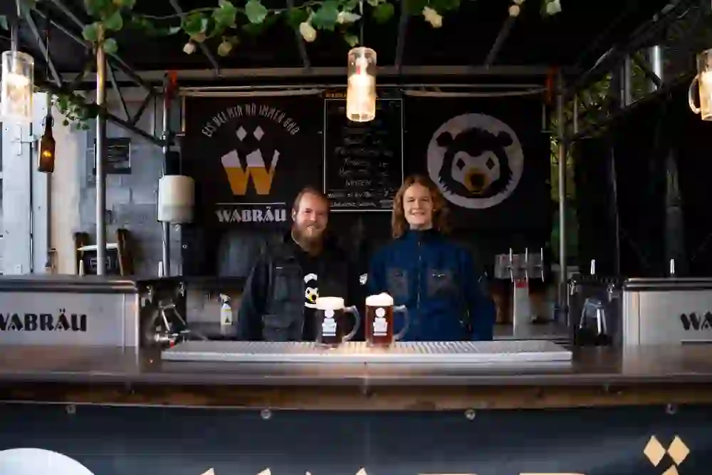 Das Foto zeigt Mitarbeiter der Brauerei Wabräu während dem Berner Brauereispaziergang