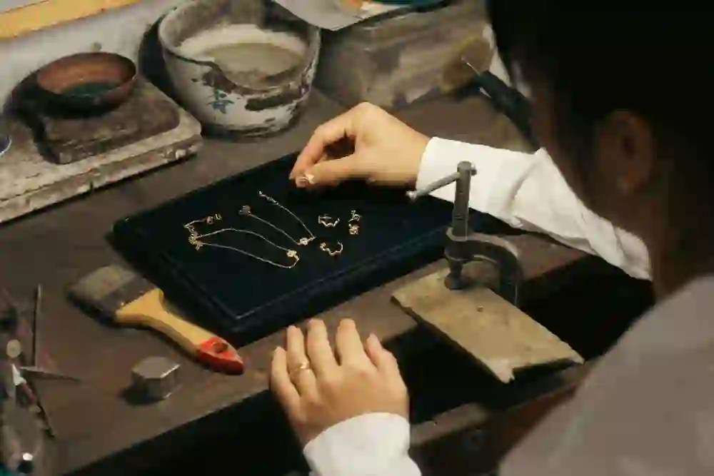 The picture shows a young woman who works in the Sidang jewellery shop in Bern
