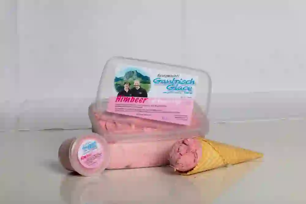 A raspberry ice cream from the village cheese dairy in Wattenwil, presented in a waffle and a box, conveys homemade charm and tempts you to savour the fruity refreshment.