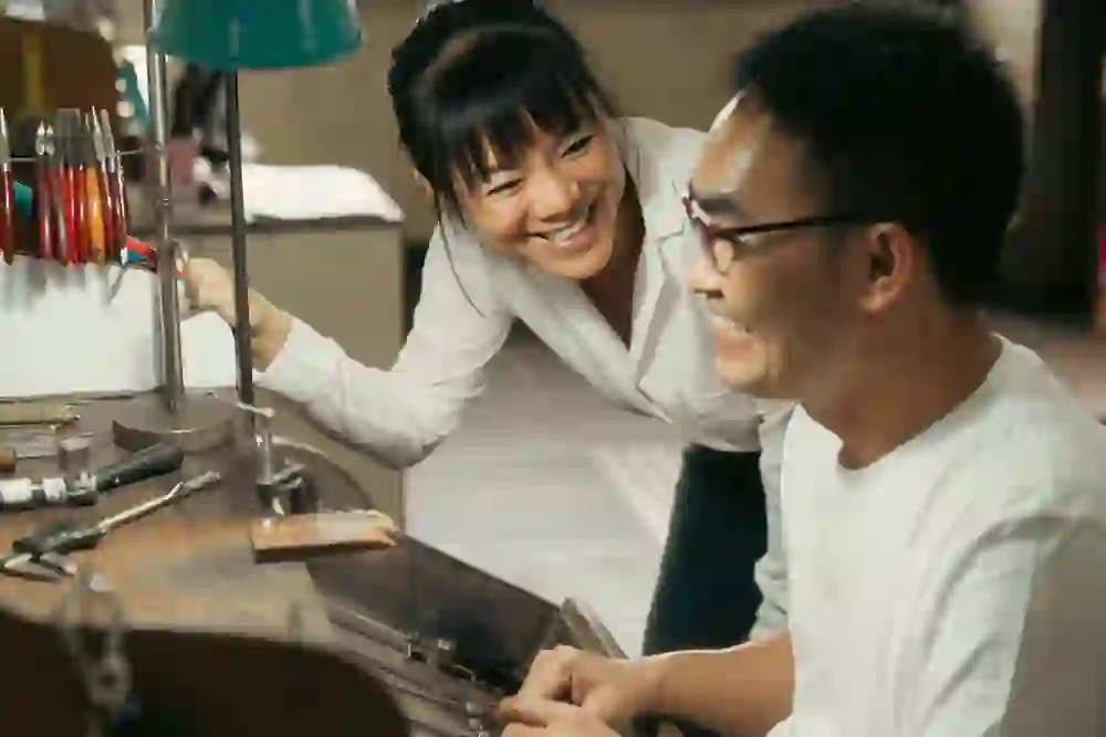 The picture shows two people who work at Sidang Jewellery in Bern