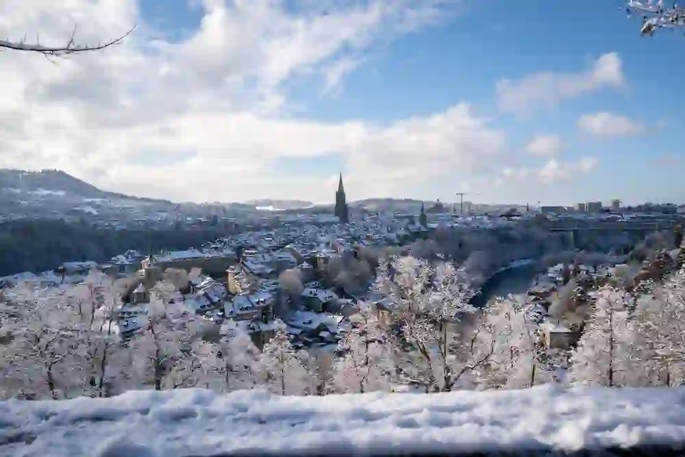 Il centro storico di Berna, ricoperto da un fresco strato di neve, appare tranquillo e pittoresco sotto il limpido cielo invernale, quasi come qualcosa di un'altra epoca.