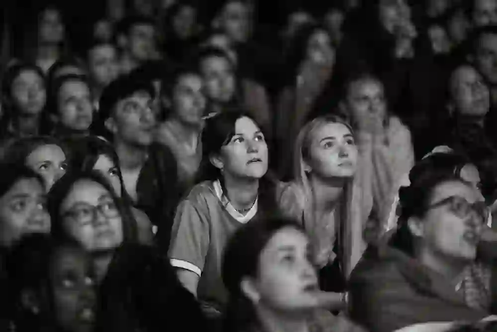 L'image montre une foule sur la Place fédérale à Berne qui suit avec impatience un match de l'équipe nationale féminine suisse.