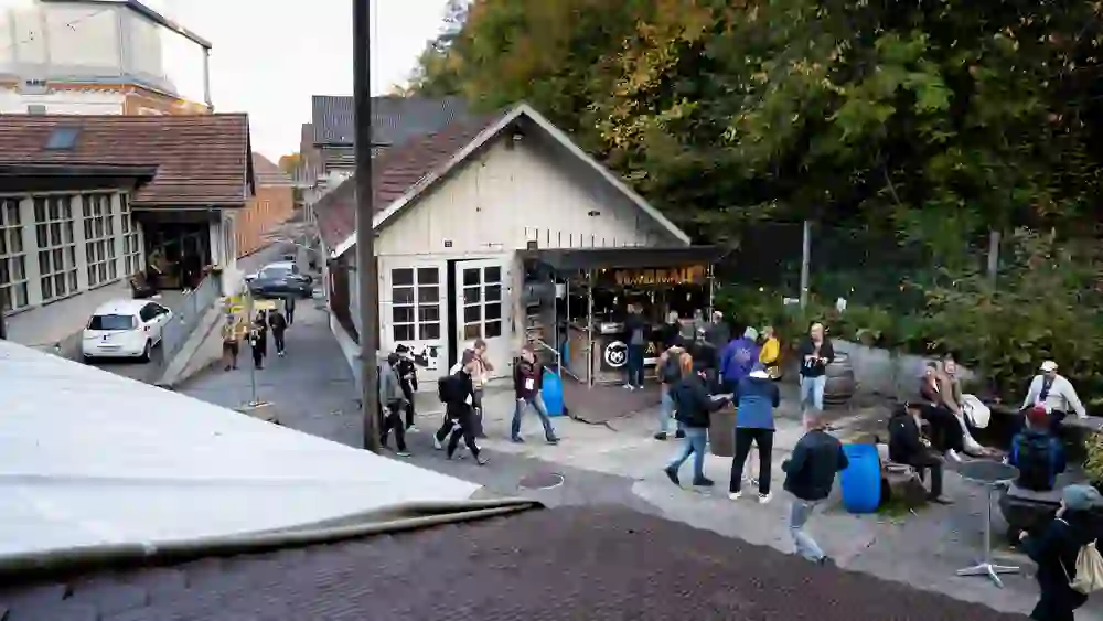 The picture shows people on a brewery walk in Bern