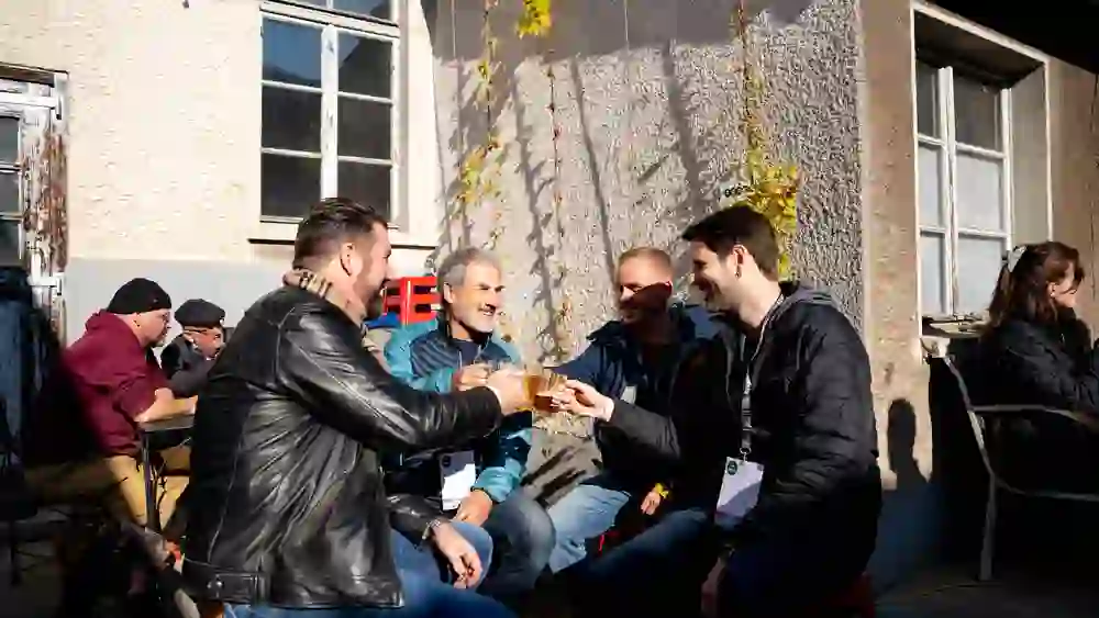 The picture shows a group of men toasting with beer on the Bern brewery walk