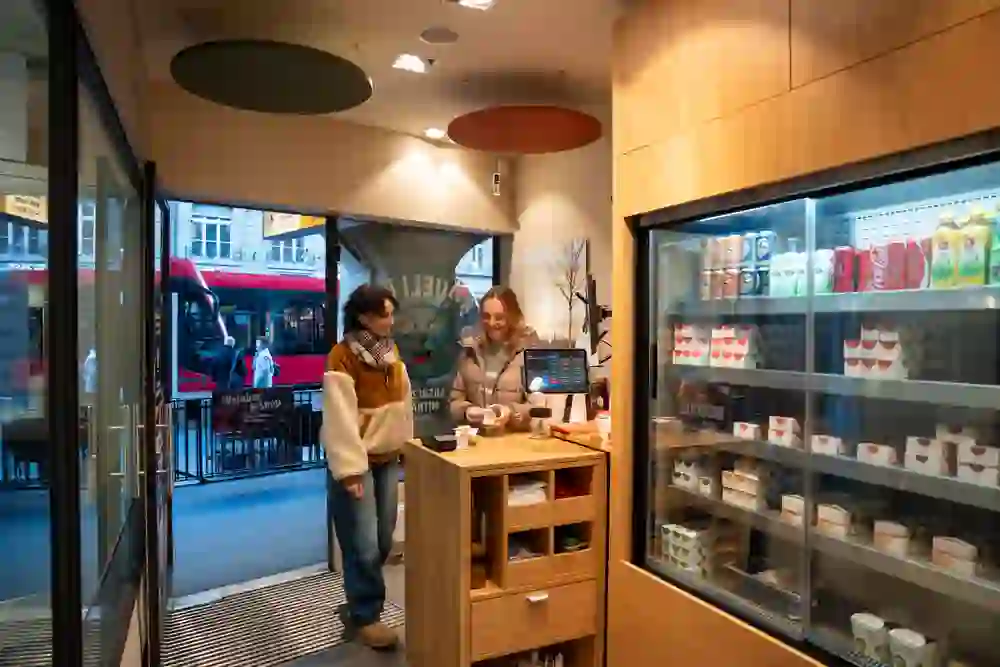 Sur la photo, on voit deux personnes qui viennent chercher des sushis chez Tinyfish