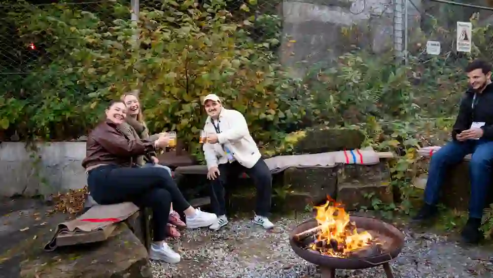The picture shows a group of people at the campfire on the Bern brewery ice walk