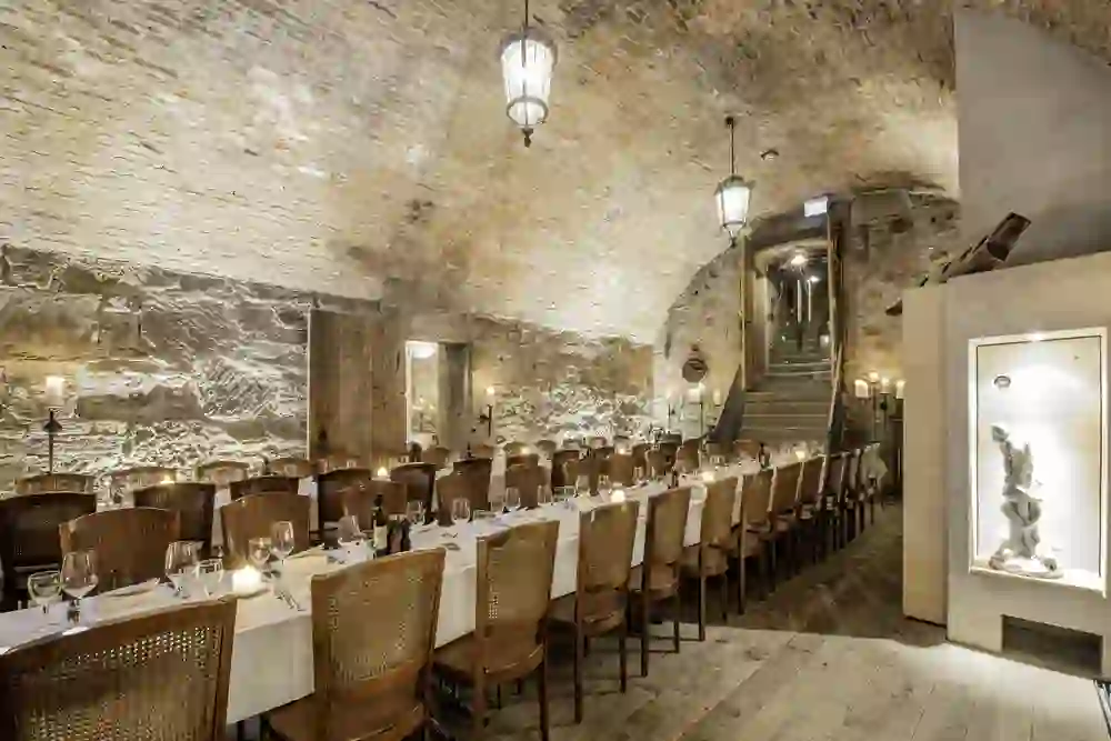 Das Foto zeigt das elegante und moderne Interieur des Restaurant Verdi in Bern, mit ordentlich gedeckten Tischen, einer umfangreichen Weinauswahl und einer entspannten, einladenden Atmosphäre für ein feines Speiseerlebnis.