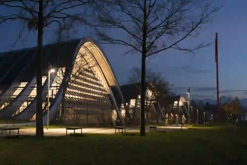 Le Zentrum Paul Klee au crépuscule, dont l'éclairage et l'architecture incurvée dégagent une présence calme et inspirante dans le silence du soir.