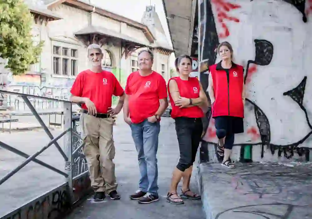 Was ist auf dem Bild zu sehen? Stimmung und Emotionen in die Bildbeschreibung integrieren. Maximal 250 Zeichen.  Soziale Stadtrundgänge vom Verein Suprise