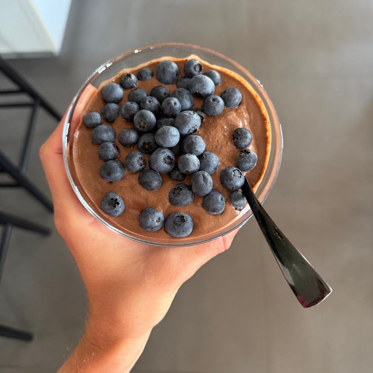 High-protein gestational diabetes breakfast photo of chocolate chia seeds pudding topped with fresh blueberries.