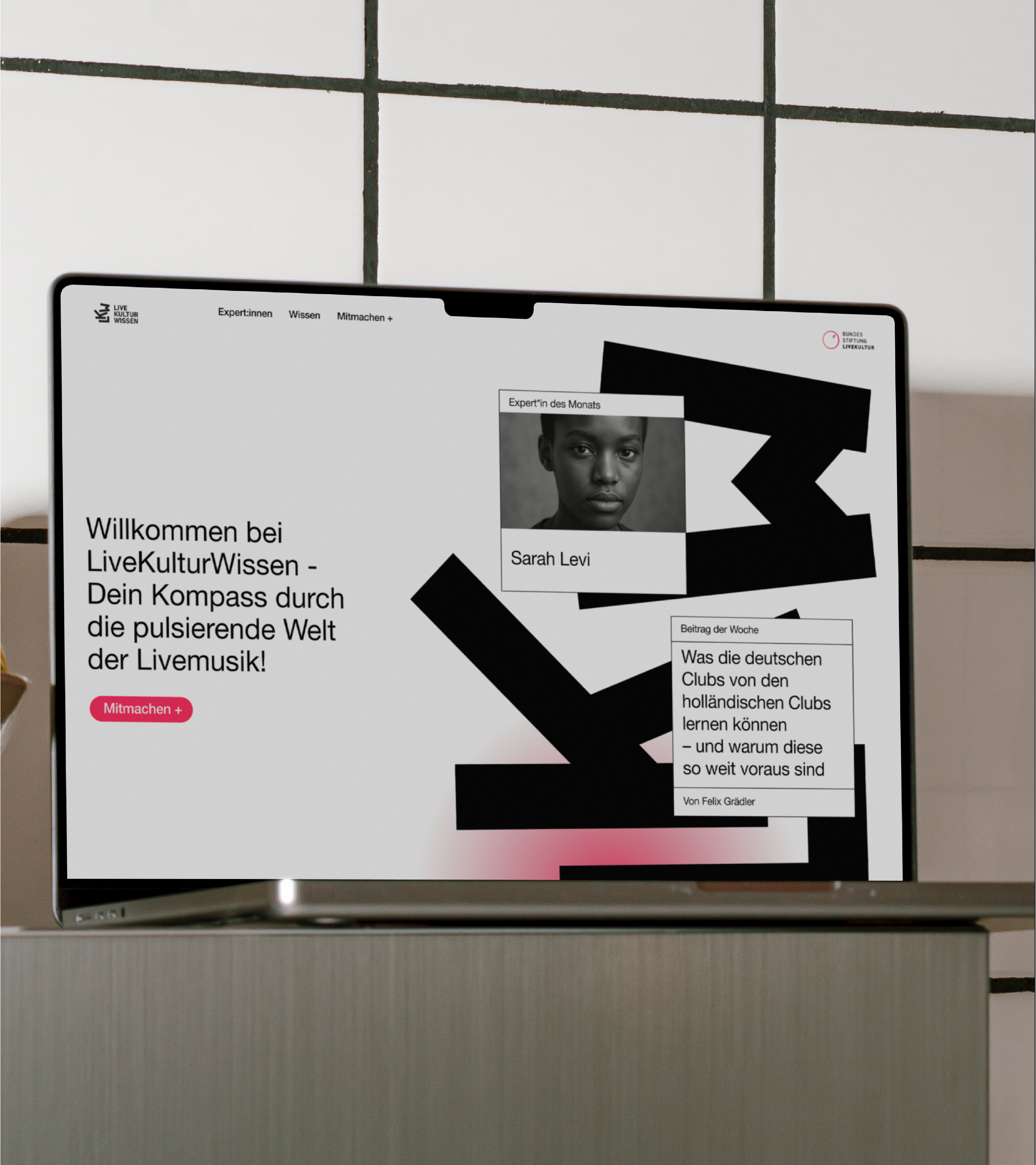 Datenbank für LiveKulturWissen Ein Laptop steht auf einer Anrichte, zu sehen ist die Landing-page der Bundesstiftung LiveKultur