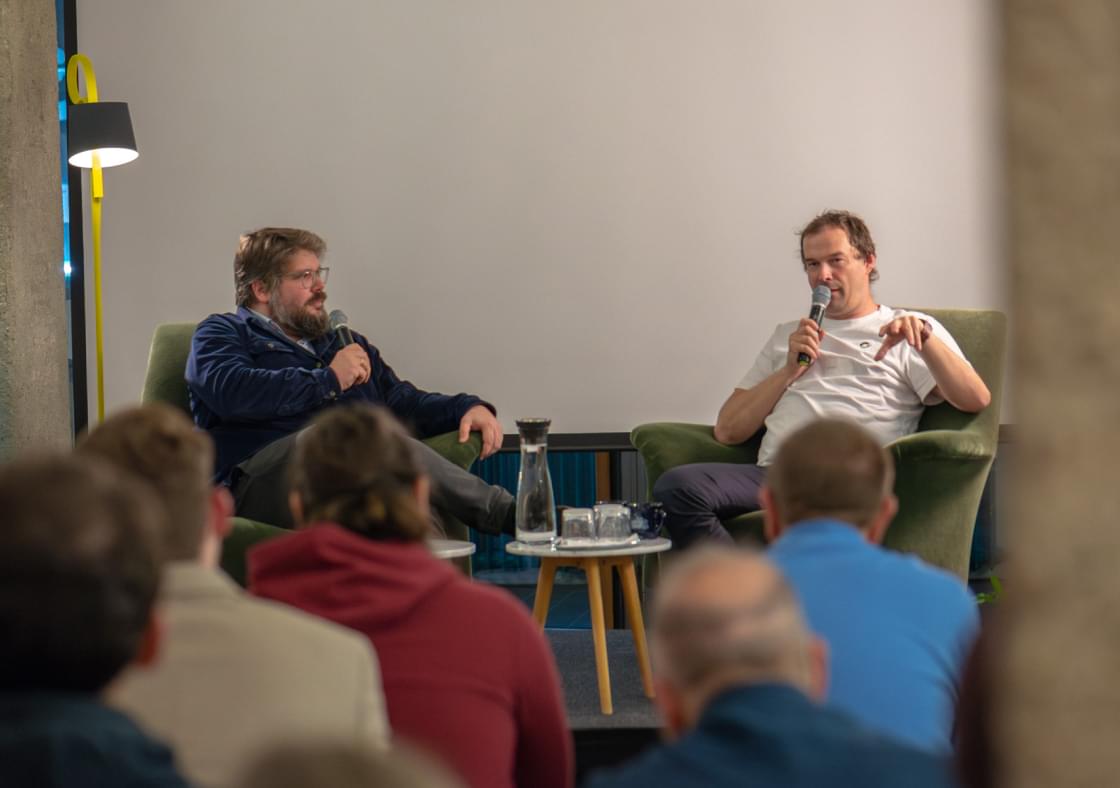 Robert Weber and Jan Koutnik having an interview in front of an audience