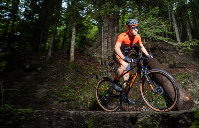 Mann fährt KTM Fahrrad im Wald