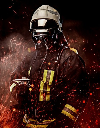 Feuerwehrmann im Anzug mit sprühenden Funken