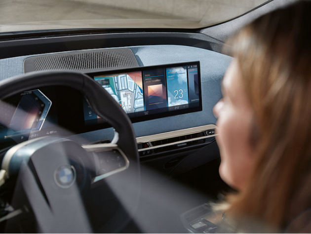 BMW Innenansicht Frau