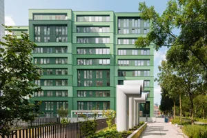 Mehrgeschossige Wohngebäude mit grüner Fassade