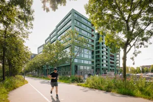 Wohnensemble mit mintgrüner Fassade