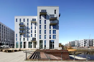 Das achtgeschossige Sportlerhaus am Baakenhafen mit grauer, dreidimensionaler Keramikfassade