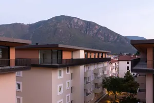 Renoviertes Wohngebäude mit hellen Fassaden, Balkonen und modernisierten Architekturdetails.