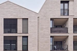 Wohn- und Geschäftshaus Neue Mitte Porz, Closup Fassade mit StoBrick Klinkerriemchen auf WDVS