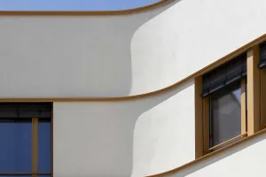 Detail Sto-Putzfassade mit abgerundeter Ecke am Neubau Sekundarschule Massy