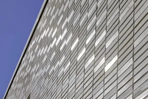 Closeup Klinkerfassade Sportlerhaus Hamburg, WDVS mit StoCera Keramikfliesen