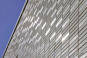 Closeup Klinkerfassade Sportlerhaus Hamburg, WDVS mit StoCera Keramikfliesen