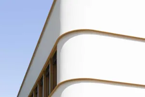 Close-up weiße geschwungene Sto-Putzfassade am Neubau Sekundarschule Massy