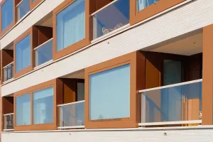 Loggien und horizontale Fassadenbänder am Wohngebäude Prisma in Delft