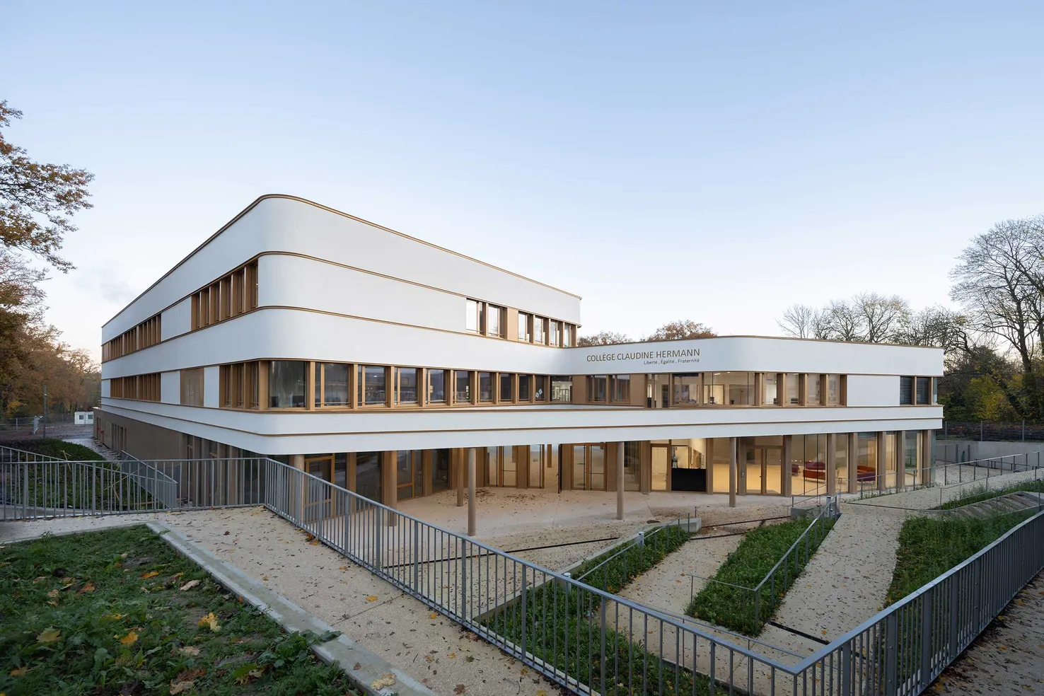 Schulneubau mit heller, gedämmter Putzfassade von Sto, College Claudine Hermann