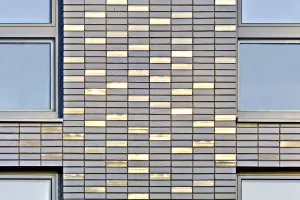 Closeup Fassadenoberfläche: graue Keramikfassade StoCera des Sportlerhauses in Hamburg