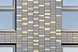 Closeup Fassadenoberfläche: graue Keramikfassade StoCera des Sportlerhauses in Hamburg