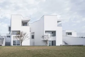 Three-storey white residential buildings „Dongqian Lake Club Houses“