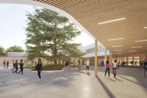 Innenhof eines Schulneubaus mit Schülern, in der Mitte eine Zeder