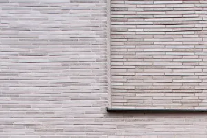 Projekt Neue Mitte Porz, Close-up mit grau changierenden Klinkerriemchen