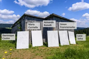 Ein Experiment in Weiß: Fünf unterschiedliche Putzmuster in Weiß vor einer Berghütte