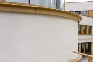 Close-up abgerundete Putzoberfläche am Schulneubau in Massy, Frankreich