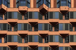 Abwechslungsreich gestaltete Fassade eines Wohngebäudes Backsteinoptik von Sto