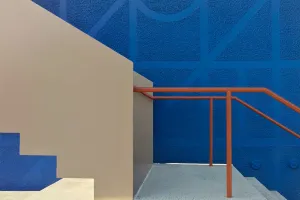 Moderner Gebäudekomplex mit künstlerisch gestalteter blauer Fassade.