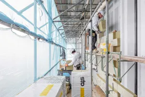 Konstruktion Wohnturm „De Puls“: Holzständerbauweise mit WDVS und Flachverblendern von Sto