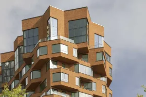 Oberer Teil des Wohnturms “De Puls“ in Backsteinoptik