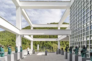 Modernes weißes Museumsgebäude des Schütz Art Museum in Engelhartszell mit offener Rahmenstruktur und großen Glasflächen.